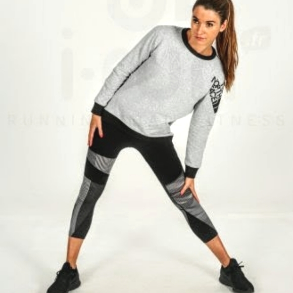 **Like New** The North Face Train N Logo Pullover Sweatshirt. - Picture 3 of 11